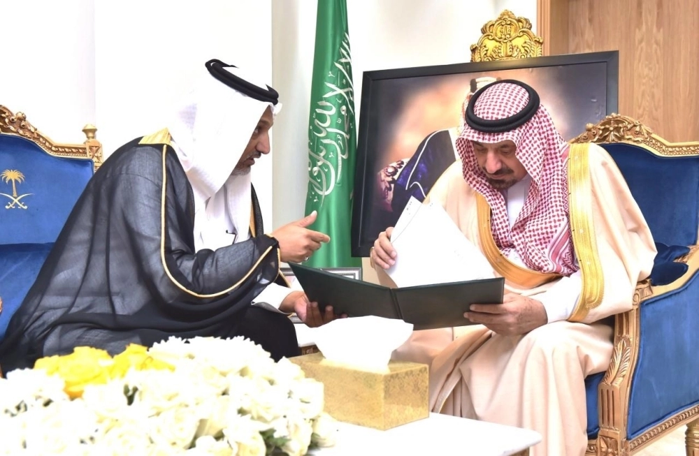 






جلوي بن عبدالعزيز خلال استعراضه تقرير السلع                      (واس)