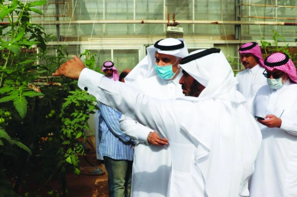 






الفضلي يقف على سير العمل في أحد المشاريع                    (مكة)