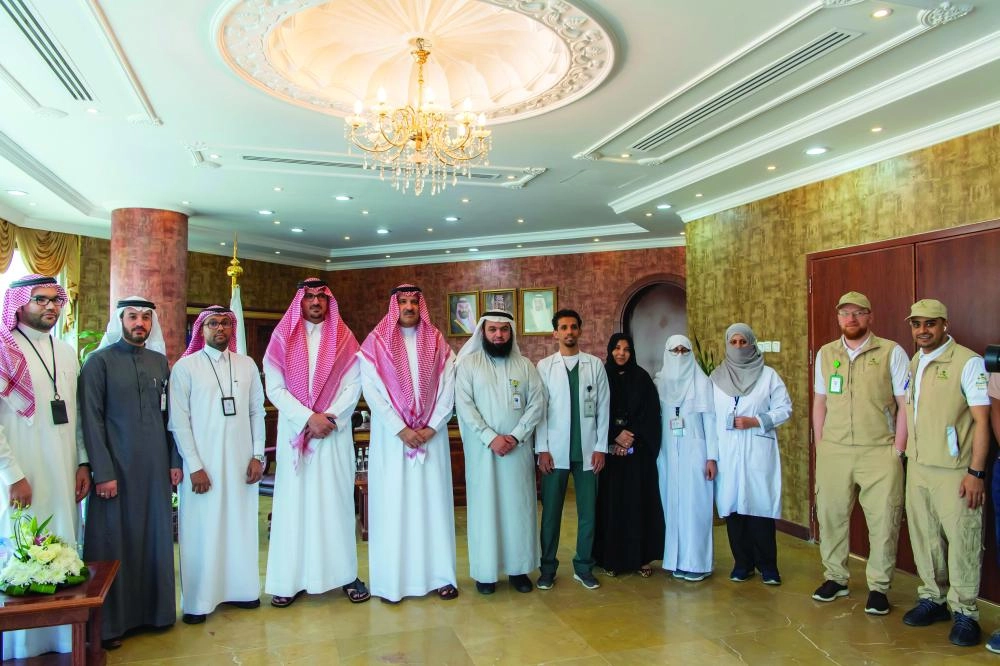 






فيصل بن سلمان وسعود بن خالد يتوسطان فريق العزل                                        (واس)