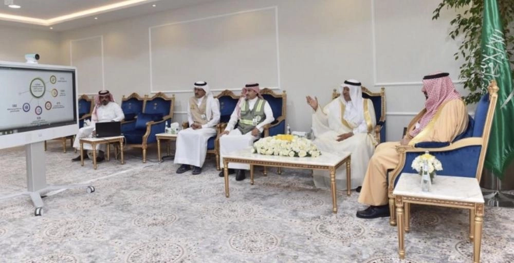 جلوي بن عبدالعزيز خلال لقائه منسوبي الأمانة (مكة)