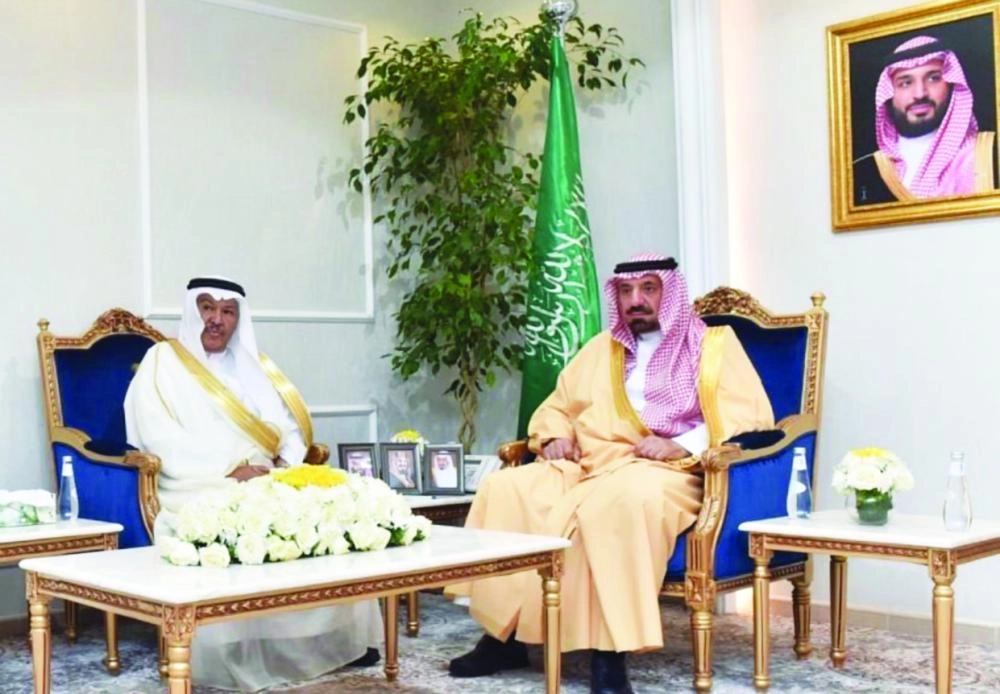 






جلوي بن عبدالعزيز خلال لقائه حمد بن عيبان                                       (مكة)