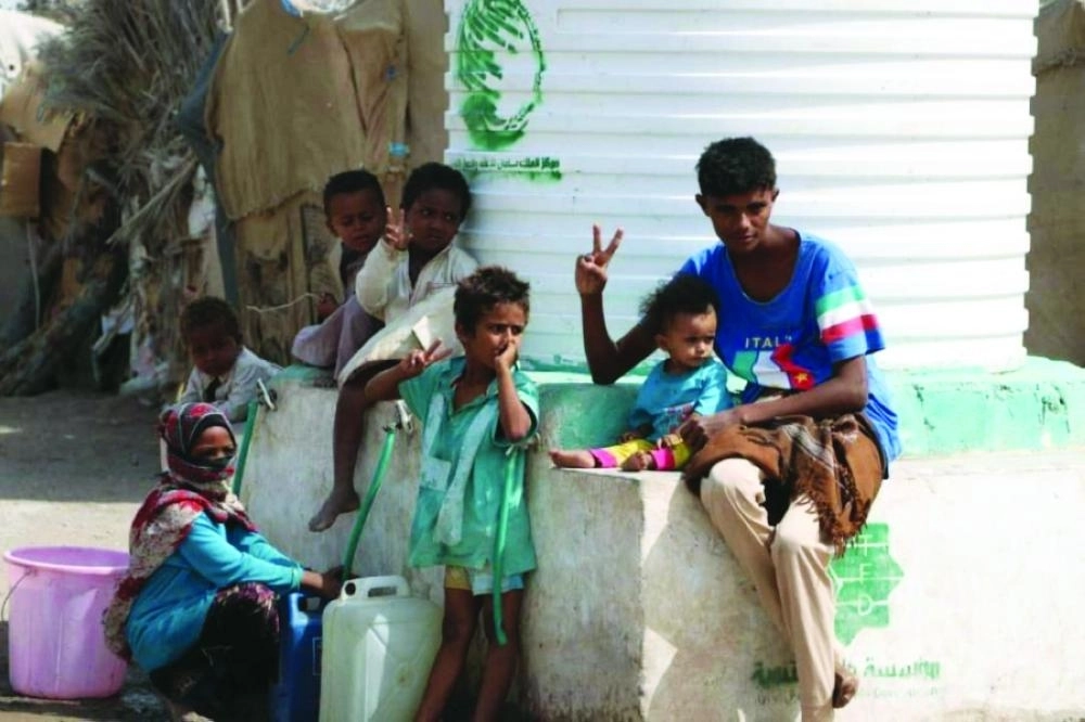 أسرة يمنية في الحديدة تستفيد من مياه الإصحاح (واس)