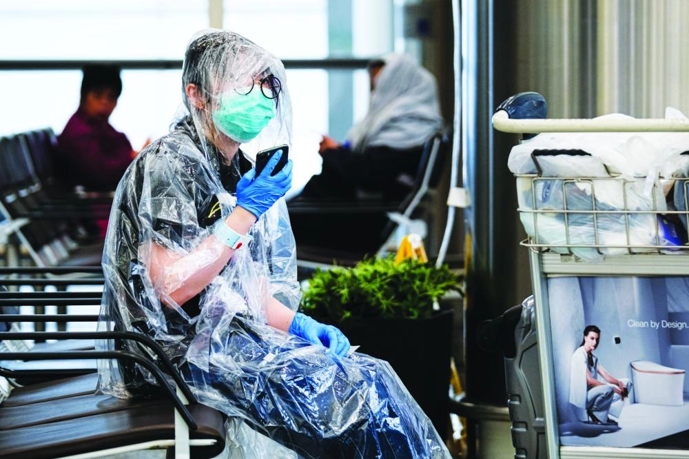 مسافر يخضع للفحص في مطار هونج كونج (د ب أ)