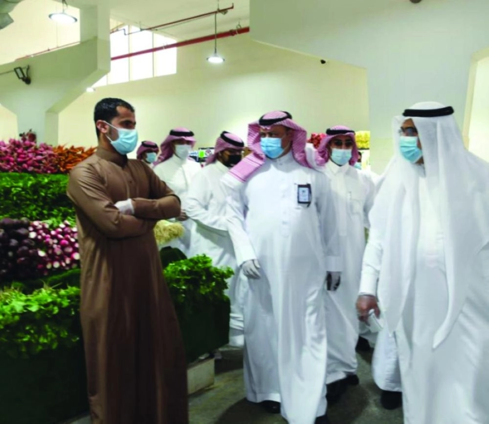 فهد الجبير خلال تفقده السوق أمس (مكة)