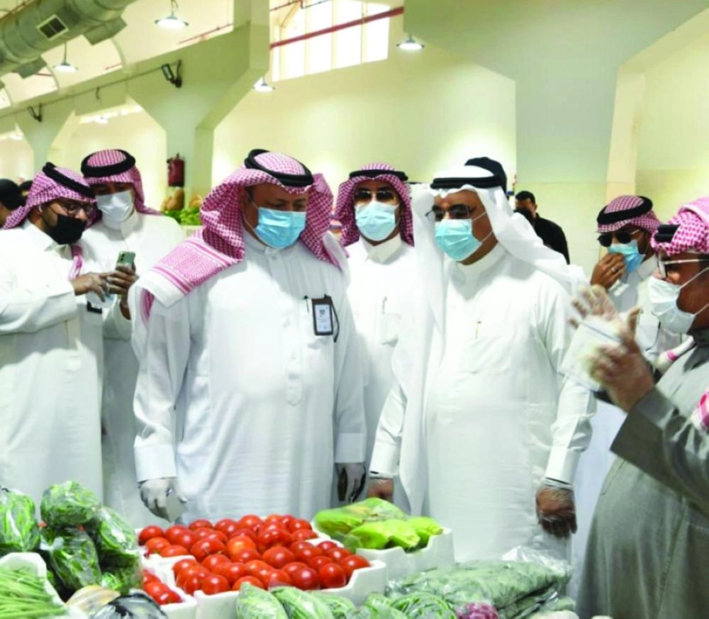 






فهد الجبير خلال تفقده السوق أمس             (مكة)