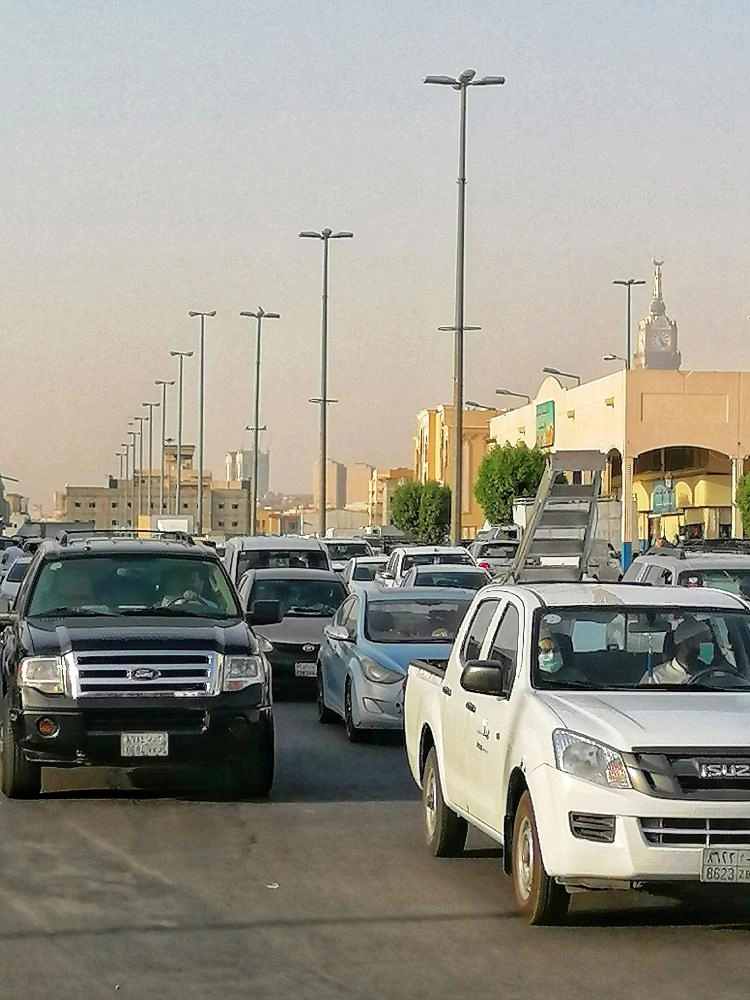 زحام سوق الكعكية بمكة في الساعة الأخيرة التي تسبق منع التجول (أنس الحارثي)