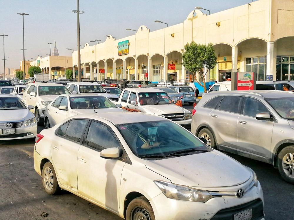 زحام سوق الكعكية بمكة في الساعة الأخيرة التي تسبق منع التجول (أنس الحارثي)