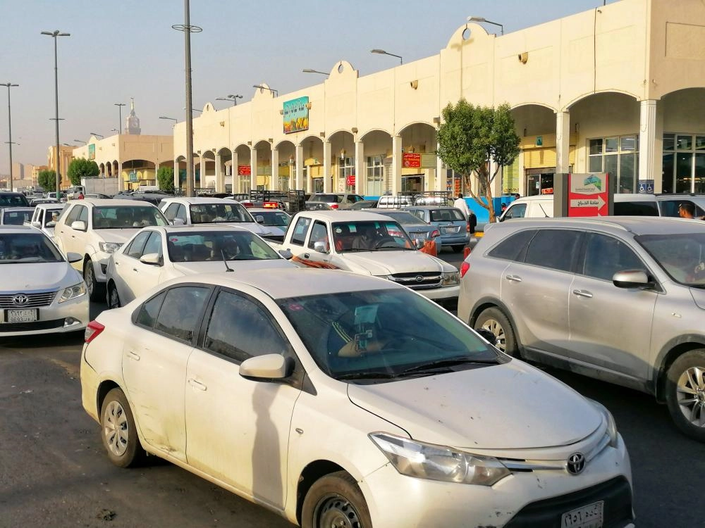 زحام سوق الكعكية بمكة في الساعة الأخيرة التي تسبق منع التجول (أنس الحارثي)