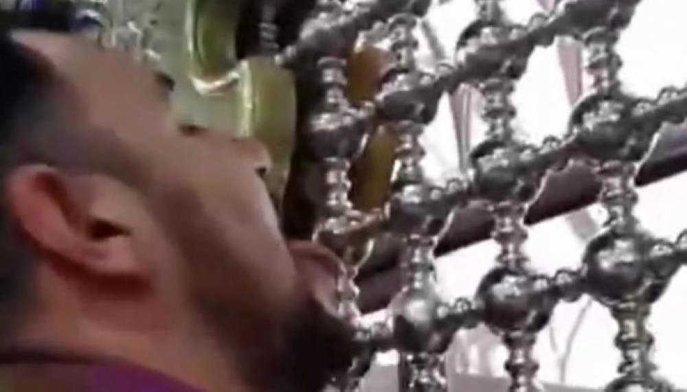 ايراني يلعق الضريح (مكة)