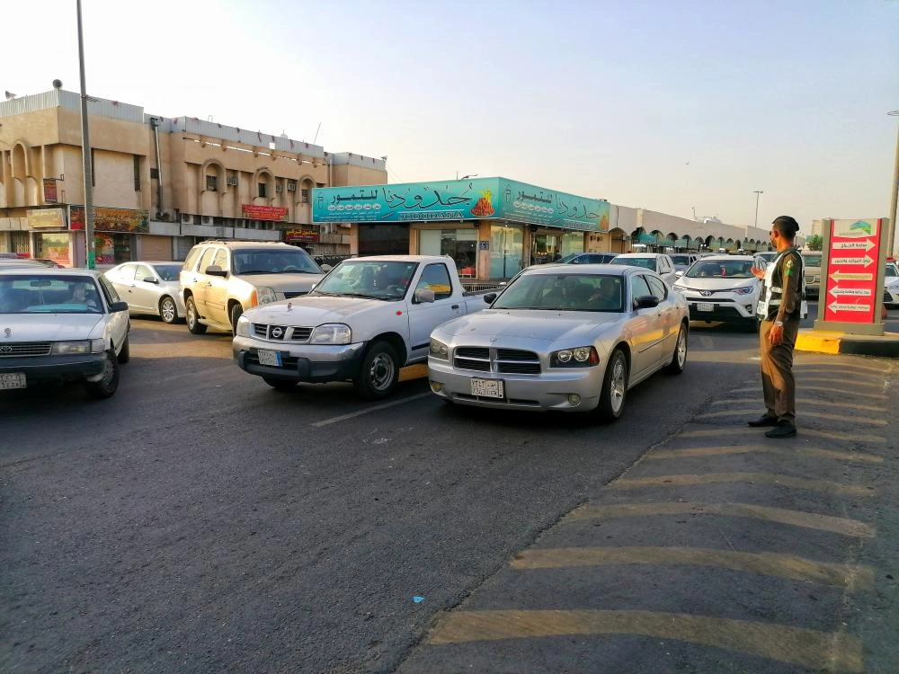 زحام سوق الكعكية في مكة قبل منع التجول أمس بساعة (أنس الحارثي)