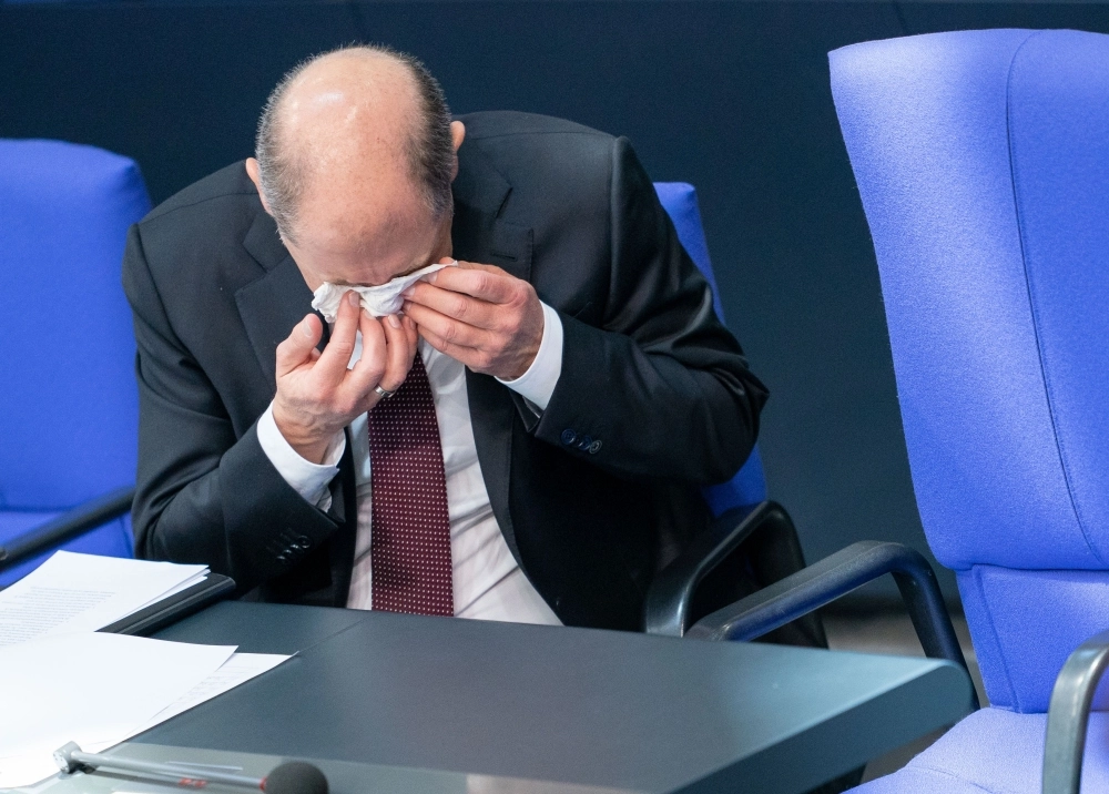 






وزير المالية الألماني يشعر بالألم خلال اجتماع مجلس الوزراء