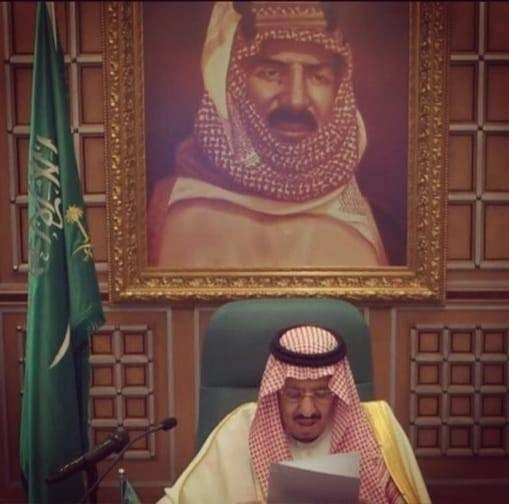 الملك المؤسس يظهر في الصورة خلف خادم الحرمين مرتديا الزي السعودي