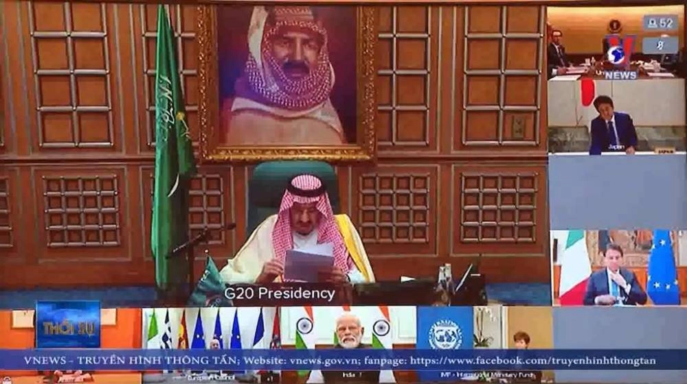 الملك سلمان لدى ترؤسه أمس القمة الاستثنائية الافتراضية لقادة دول مجموعة العشرين (واس)