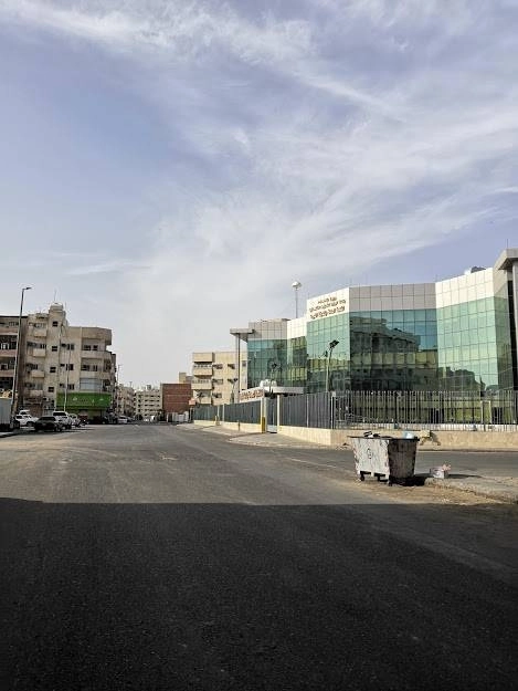 أحد أحياء المدينة القديمة (حي الجمعة) ويظهر خاليا بعد أول ساعة من منع التجول المبكر