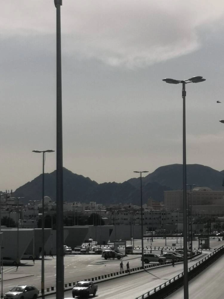 الدائري الأول طريق الملك فيصل قبيل ساعة الالتزام بتطبيق قرار منع التجول المبكر بـ15 دقيقة