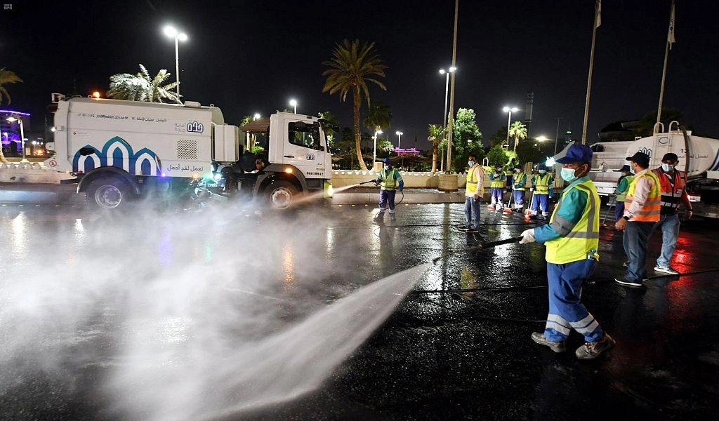 






عمال البلدية خلال تعقيم الشوارع بجدة                                                                            (مكة)