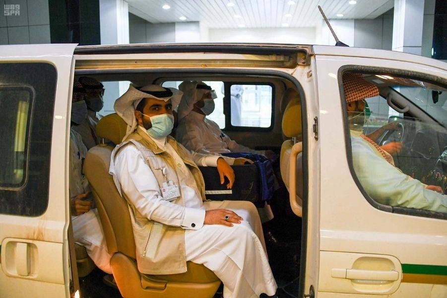 






فريق المبادرة خلال توصيل الدواء لمستفيد                         (مكة)