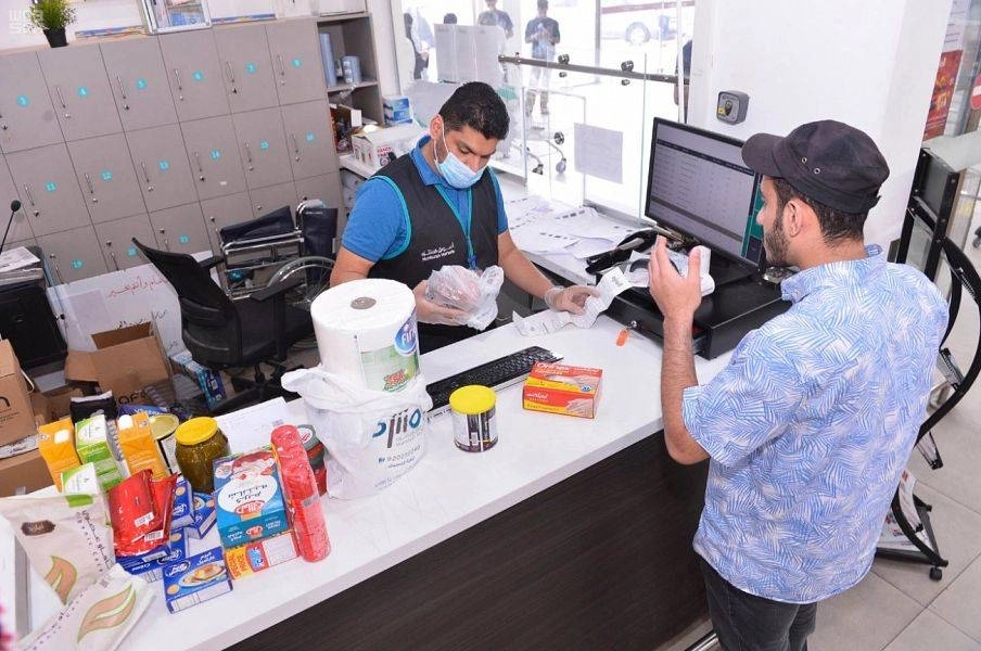 متسوق بأحد المراكز التجارية (مكة)