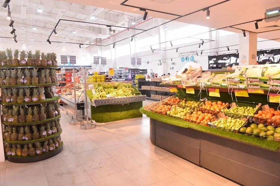 



مركز تجاري بالقطيف وتبدو وفرة المواد الغذائية       (مكة)