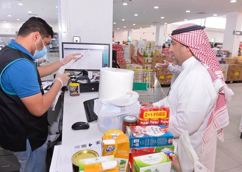 متسوق بأحد المراكز التجارية (مكة) 