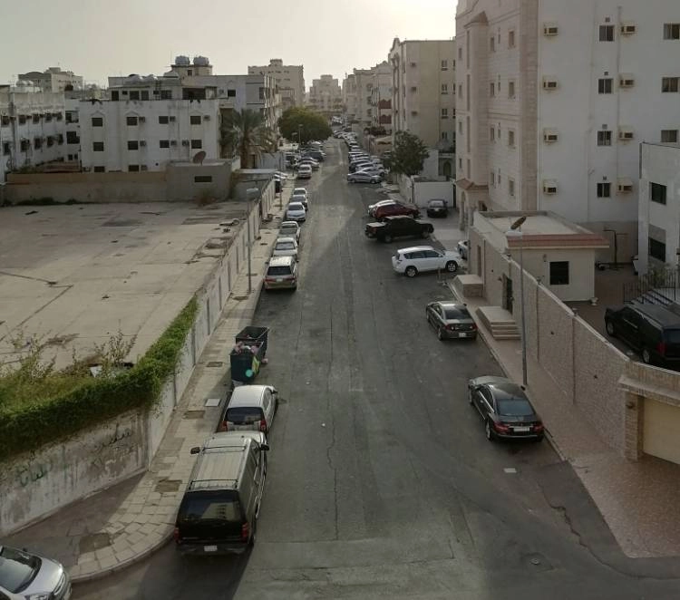 أحد شوارع جدة يبدو خاليا خلال فترة منع التجول أمس                                (مكة)