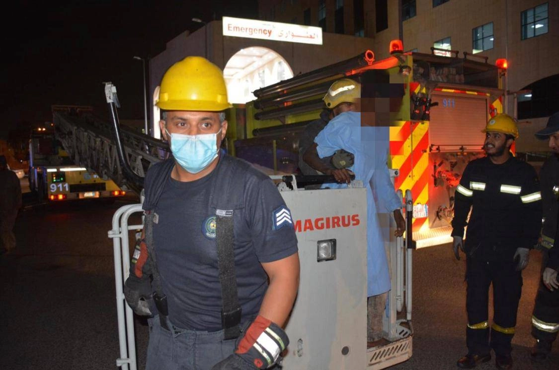 فرق الدفاع المدني خلال عملية الإنقاذ (مكة)