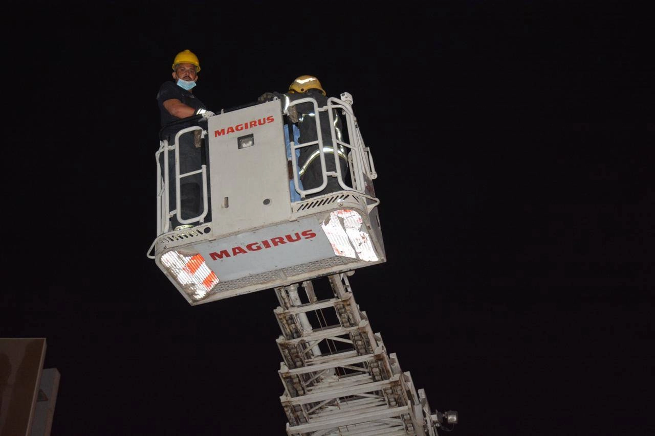 فرق الدفاع المدني خلال عملية الإنقاذ (مكة)