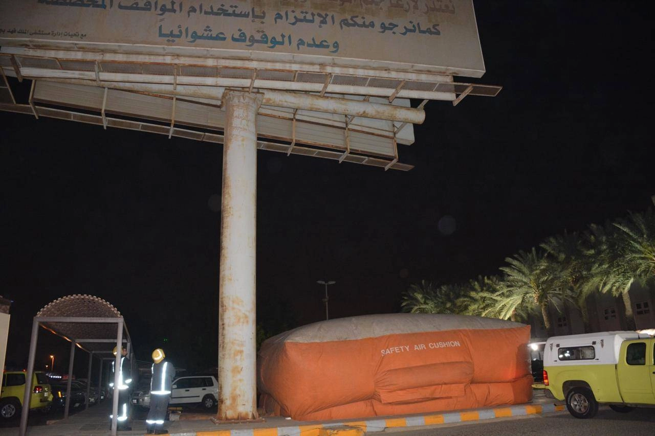 فرق الدفاع المدني خلال عملية الإنقاذ (مكة)