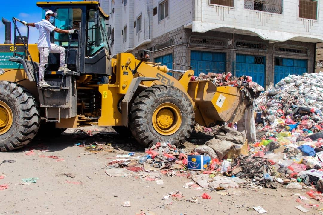 "عدن أجمل" توسع مشاركتها من النظافة إلى الحد من أضرار السيول