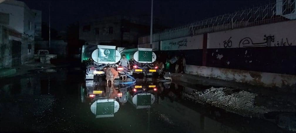 "عدن أجمل" توسع مشاركتها من النظافة إلى الحد من أضرار السيول