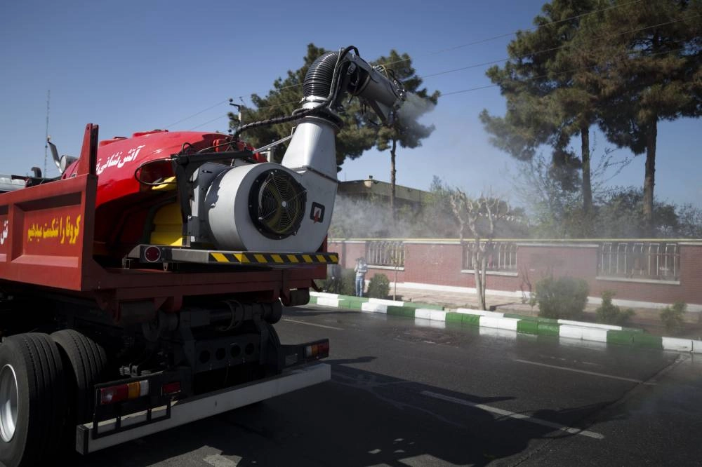 عملية رش الشوارع في طهران (د ب أ)