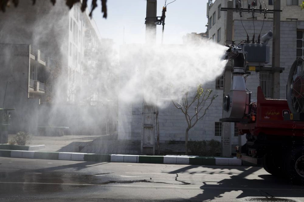 






حملة مكثفة لمواجهة كورونا في الشوارع               (د ب أ)