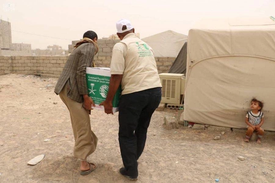 فريق المركز يحمل المساعدات للنازحين (واس)