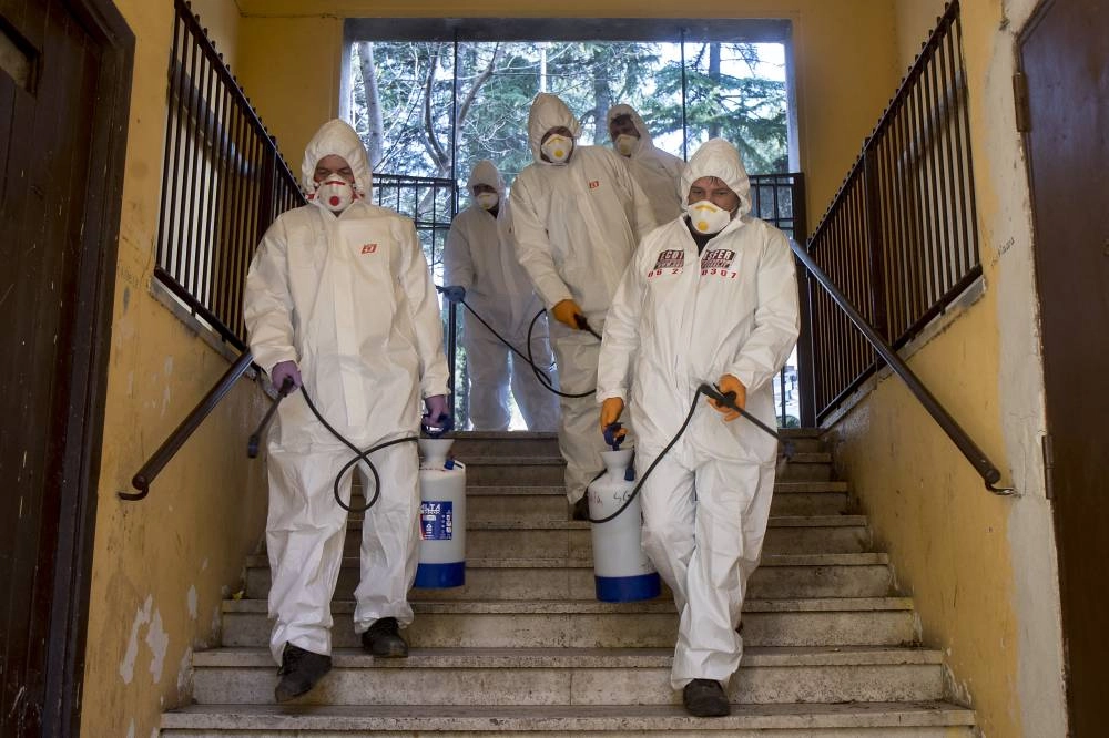 






عملية مقاومة كورونا في إيطاليا                                                            (د ب أ)