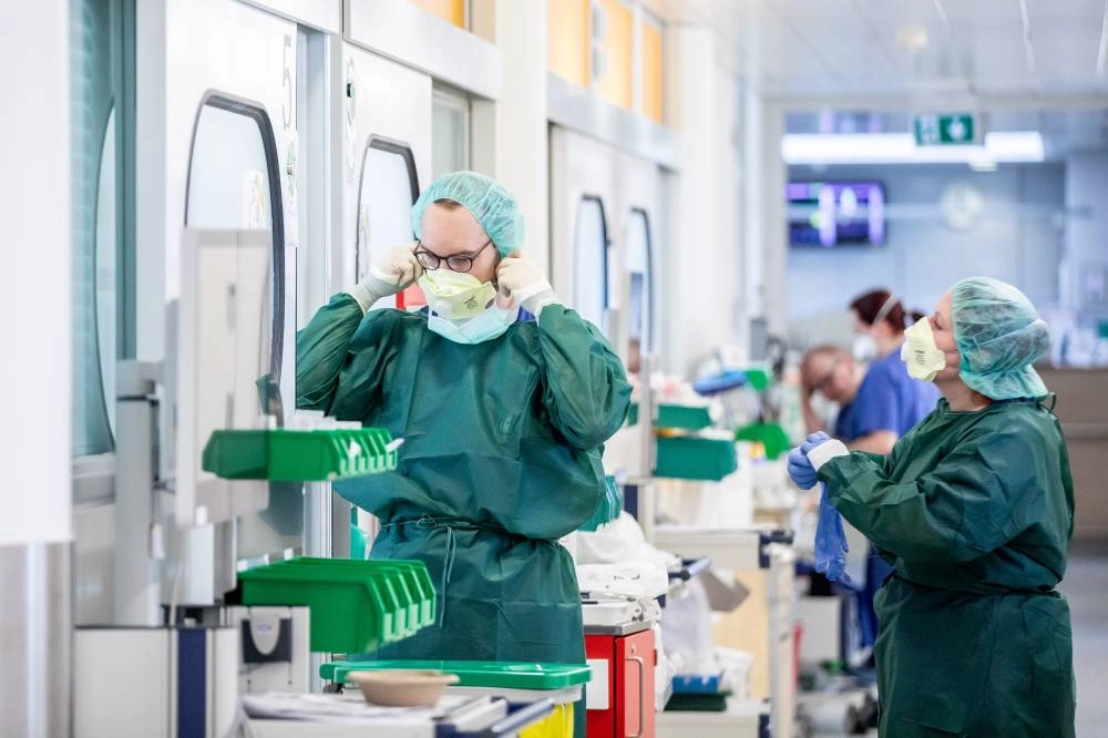 فريق طبي في فرنسا يتابع علاج المصابين (د ب أ)