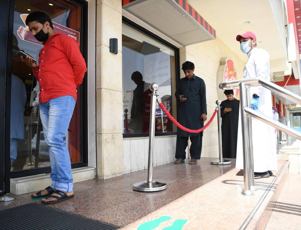 متسوقون بأحد المطاعم في جدة  (مكة)