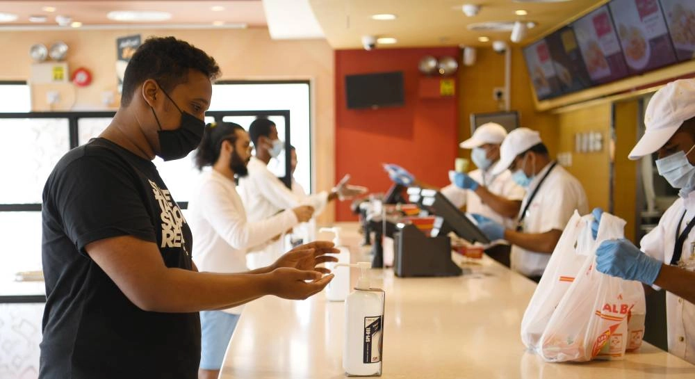 متسوقون بأحد المطاعم في جدة  (مكة) 