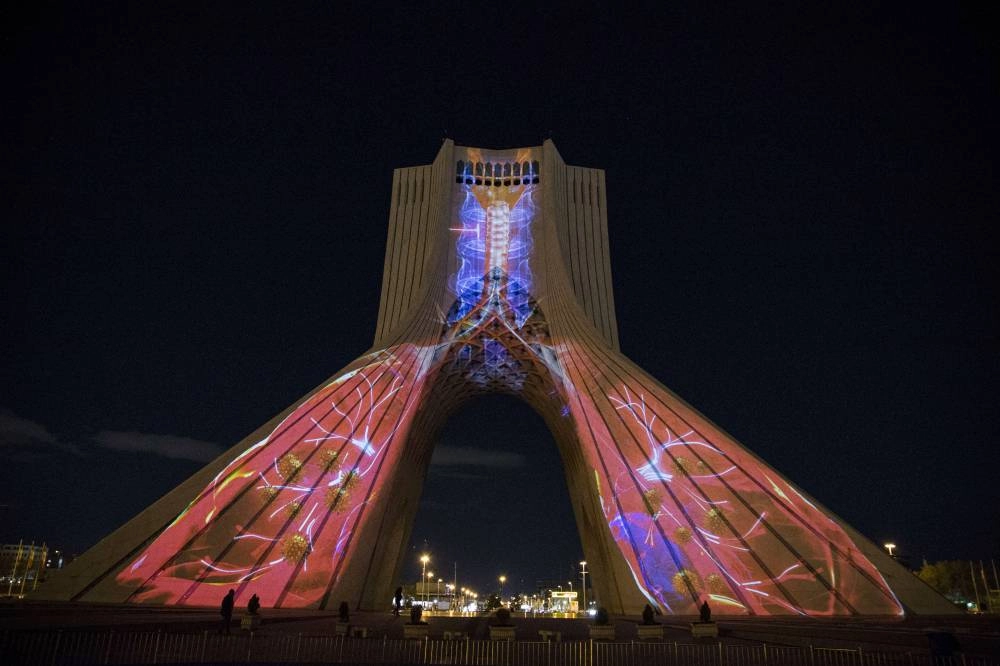 أعلام دول أوروبا على برج الحرية في طهران (د ب أ)