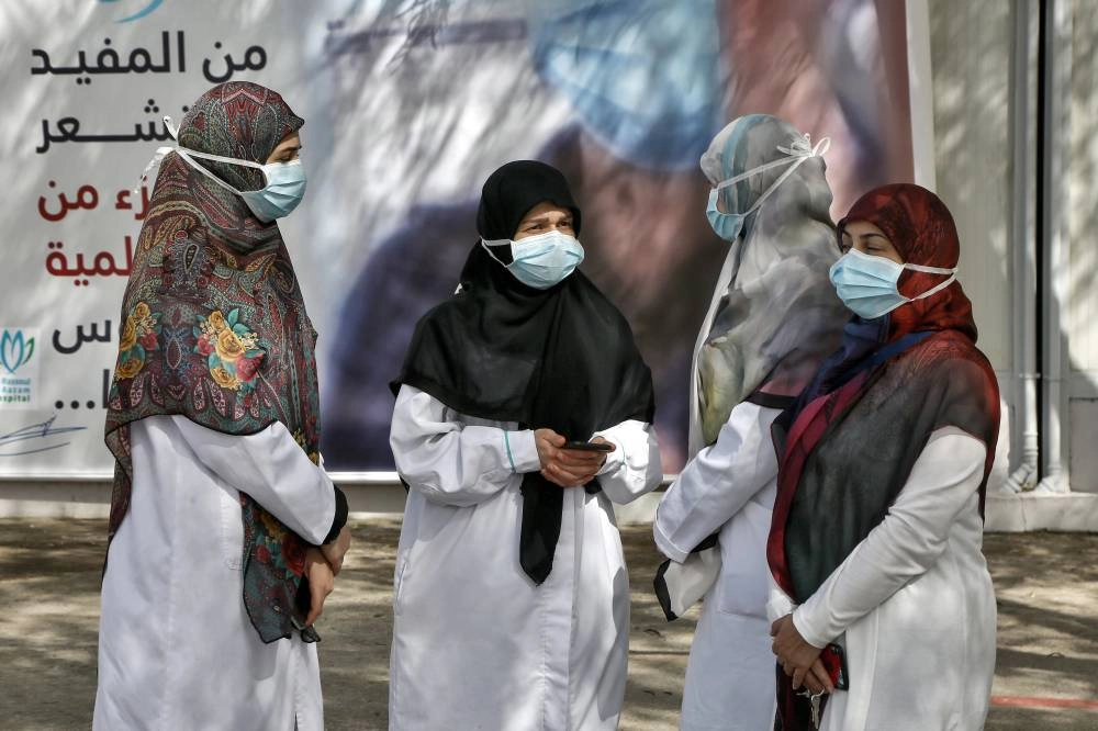 






عاملون في القطاع الصحي ينتظرون مرضى كورونا                                        (د ب أ)