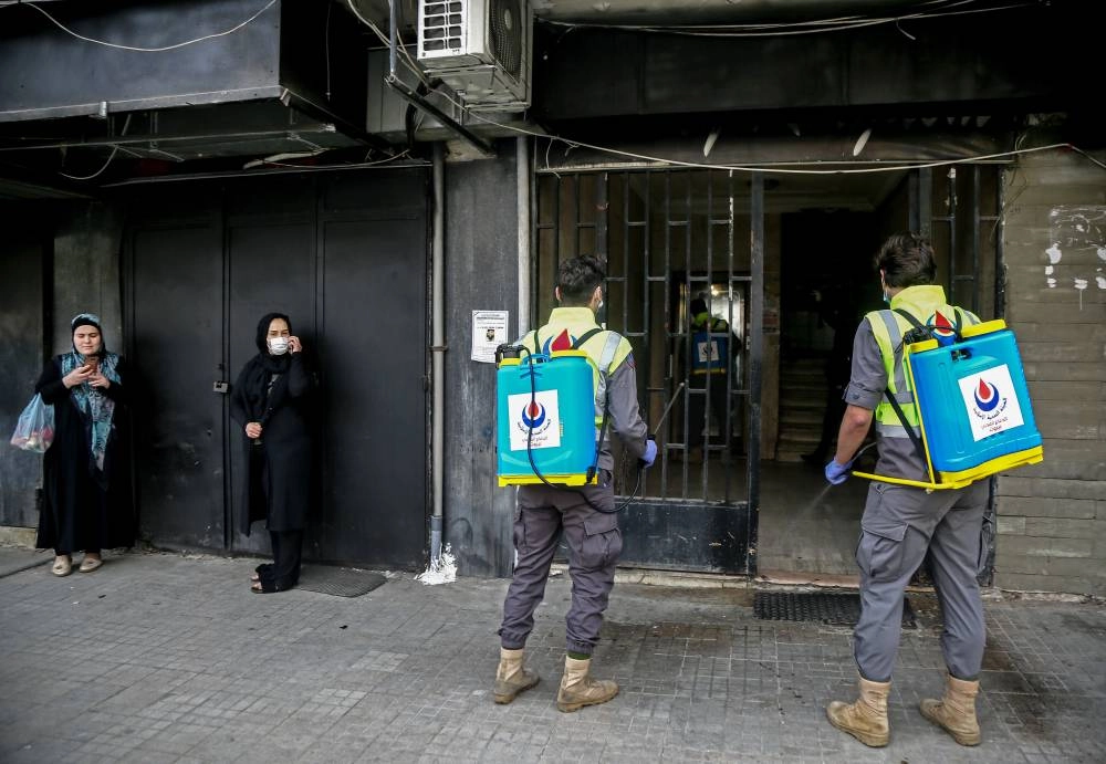 






عناصر من حزب الله يعقمون الشوارع                                                         (د ب أ)