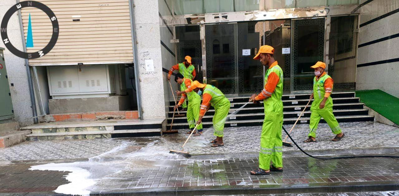 أمانة العاصمة المقدسة أثناء تعقيم الشوارع والأحياء 
