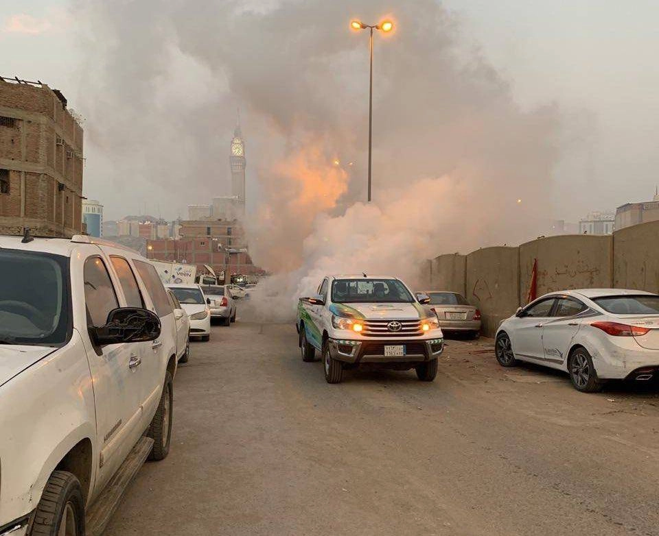 أمانة العاصمة المقدسة أثناء تعقيم الشوارع والأحياء 