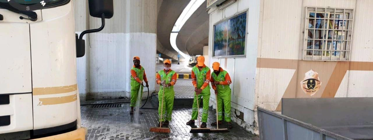 أمانة العاصمة المقدسة أثناء تعقيم الشوارع والأحياء 