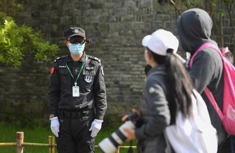 






رجل أمن صيني يقيس درجة حرارة مارين بنظارته                        (د ب أ)