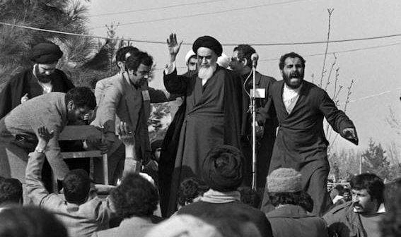 






الخميني لدى قيادته الثورة الإيرانية قبل 4 عقود