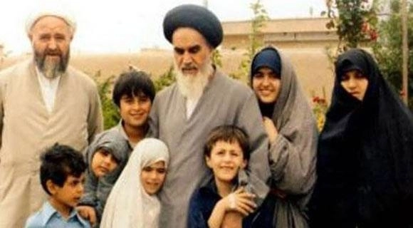 






الخميني مع عائلته                                                         (مكة)