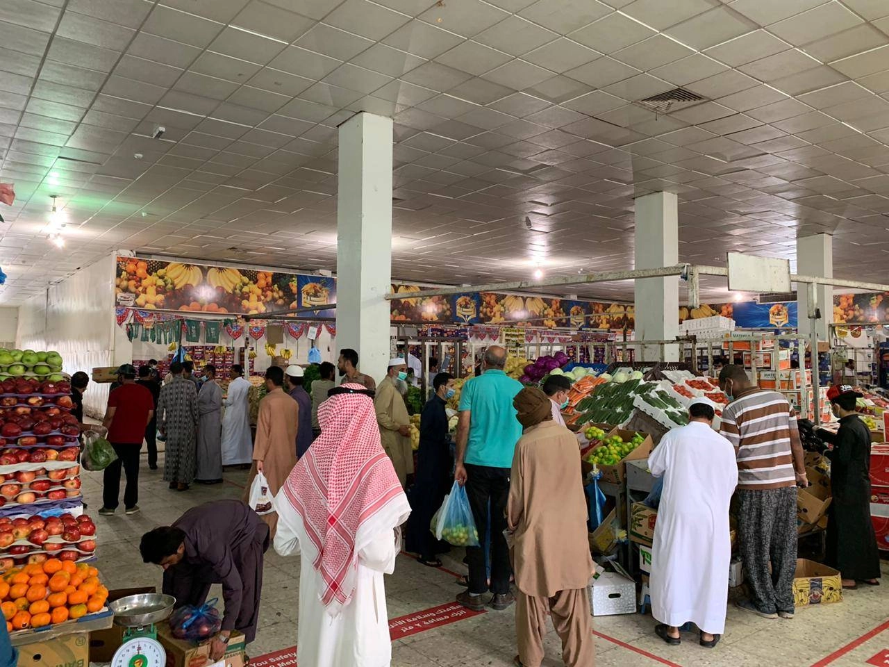 






زحام المتسوقين في حلقة الفواكه والخضار بالمدينة المنورة
