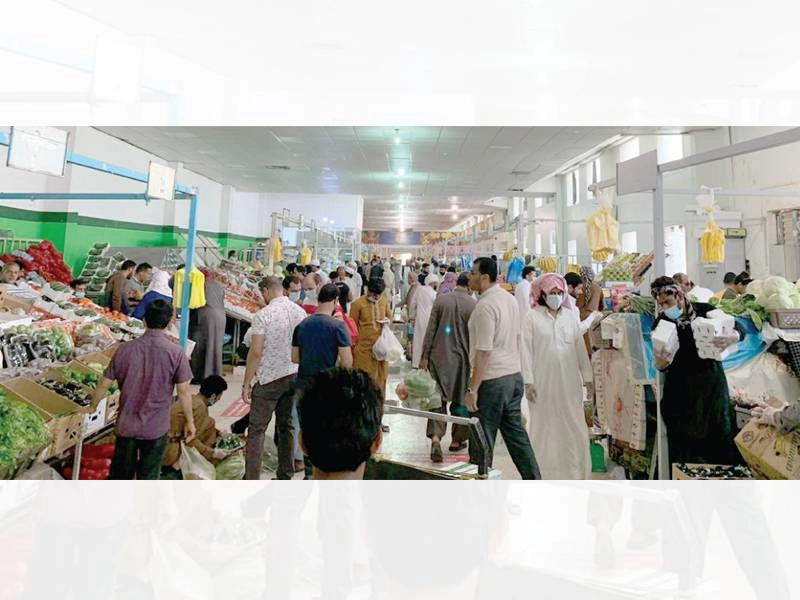 زحام المتسوقين في حلقة الفواكه والخضار  (محمد جميل)