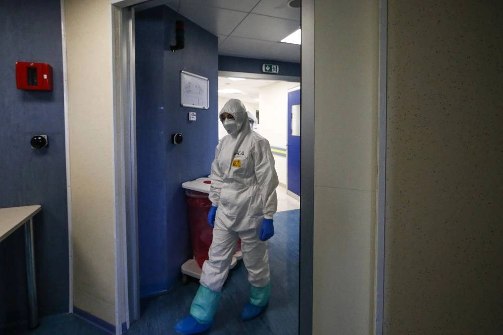 






مسعف يخرج من وحدة العناية المركزة          (د ب أ)