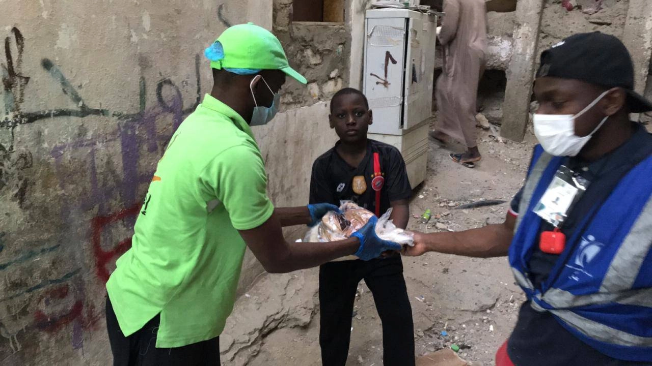 من توزيع الوجبات (مكة)